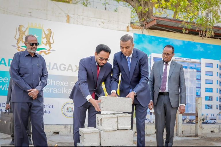 Ra’iisul Wasaare Xamsa oo Dhagax Dhigay Dhismaha Xarunta Dhexe ee Wasaaradda Maaliyadda.